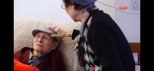 退休後,李我因為行動不便要以輪椅代步,可惜因一次意外令太太蕭湘頸椎受傷,之後兩人便一起入住護老院。