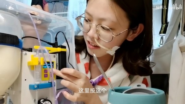 不過雨知現在已經接受現實,積極樂觀地面對疾病,並拍片示範怎樣調製營養液及泵進腸中。