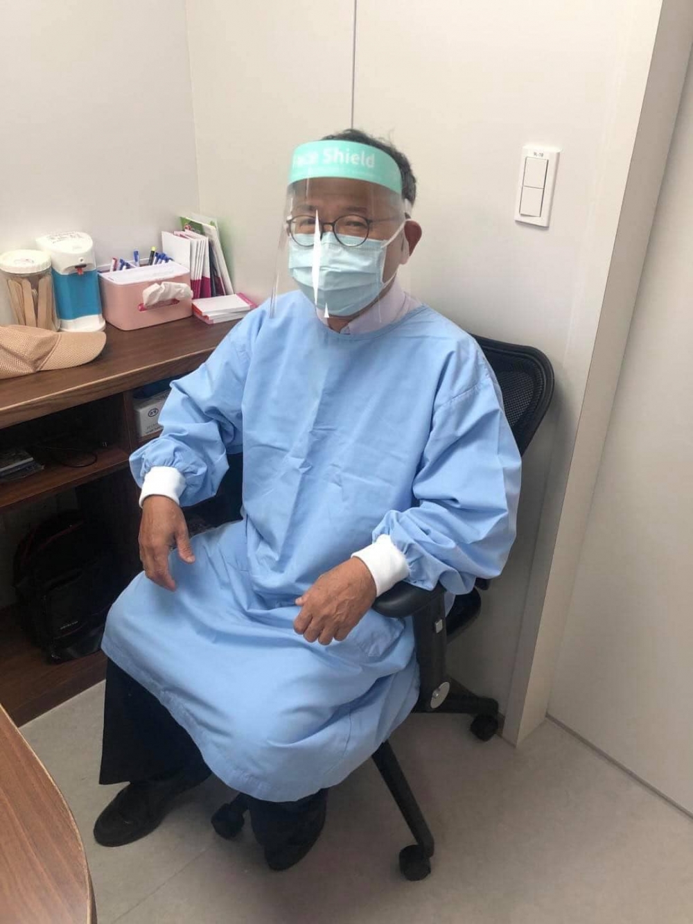 藝人炎亞綸的爸爸、台大醫院腎臟科醫生吳明修亦加入抗疫前線。