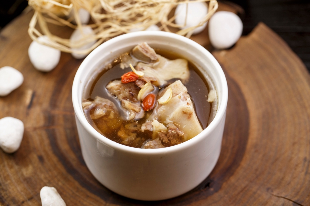 蓮藕枸杞豬腳湯有守神益血、催乳等作用。