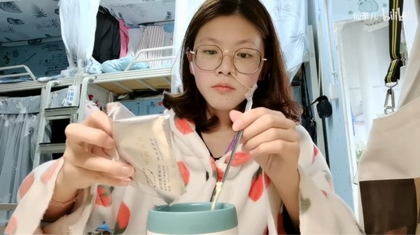 根據內地媒體報導,四川一名20歲少女王雨知患有克隆氏症(Crohn's disease),因此不能正常進食。