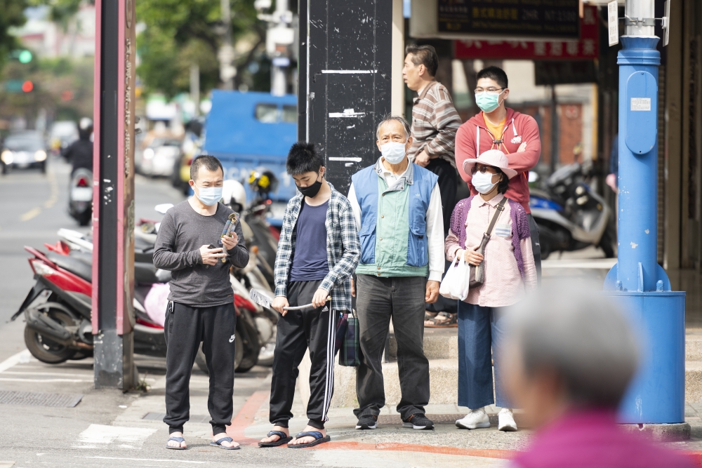 台灣今(13日)再新增25宗個案,或進入「第三級警戒」。