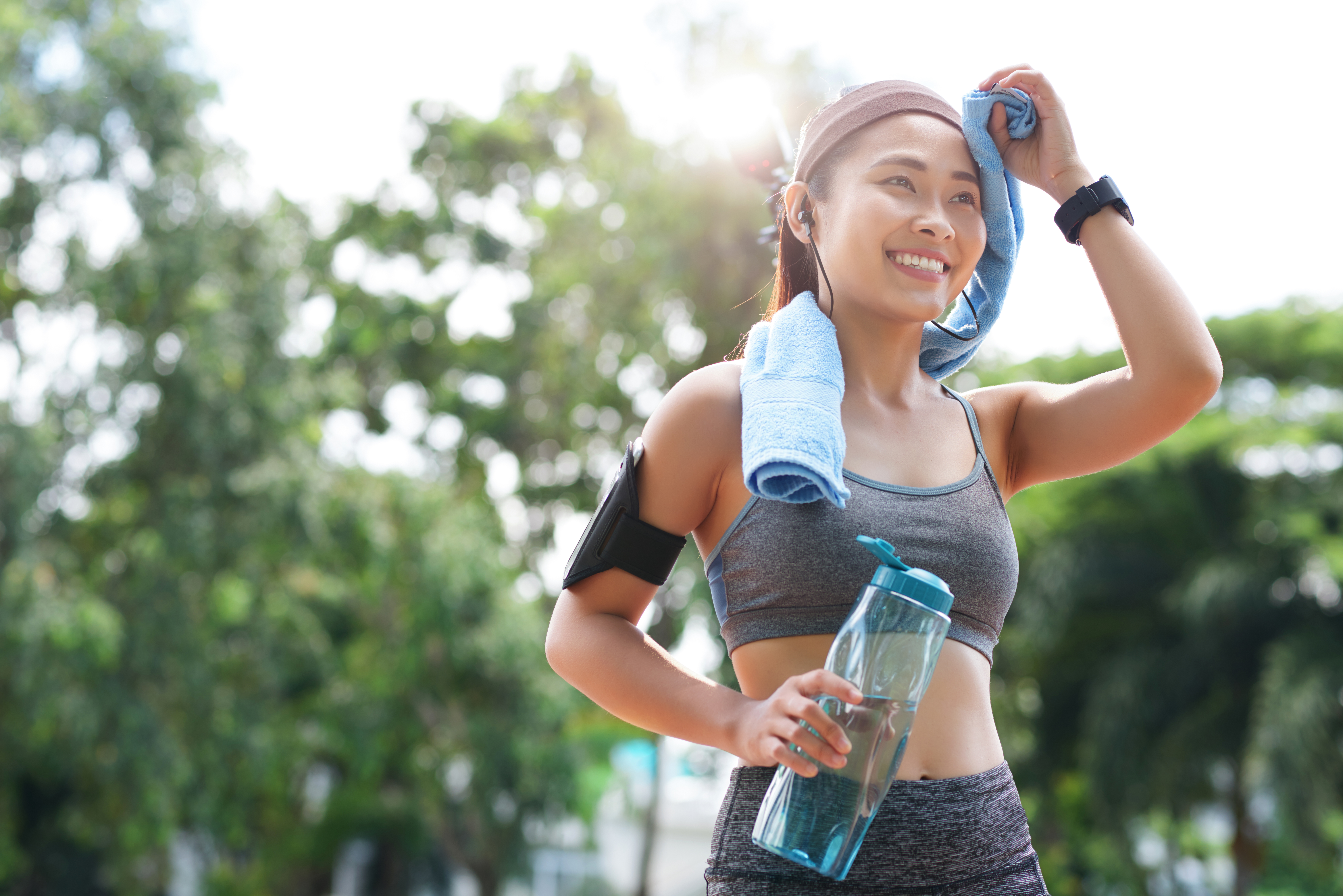 夏日炎炎,除了喝多點水,更有說法指熱茶比冰水消暑、吃辣可解熱?究竟這些方法是否有效?
