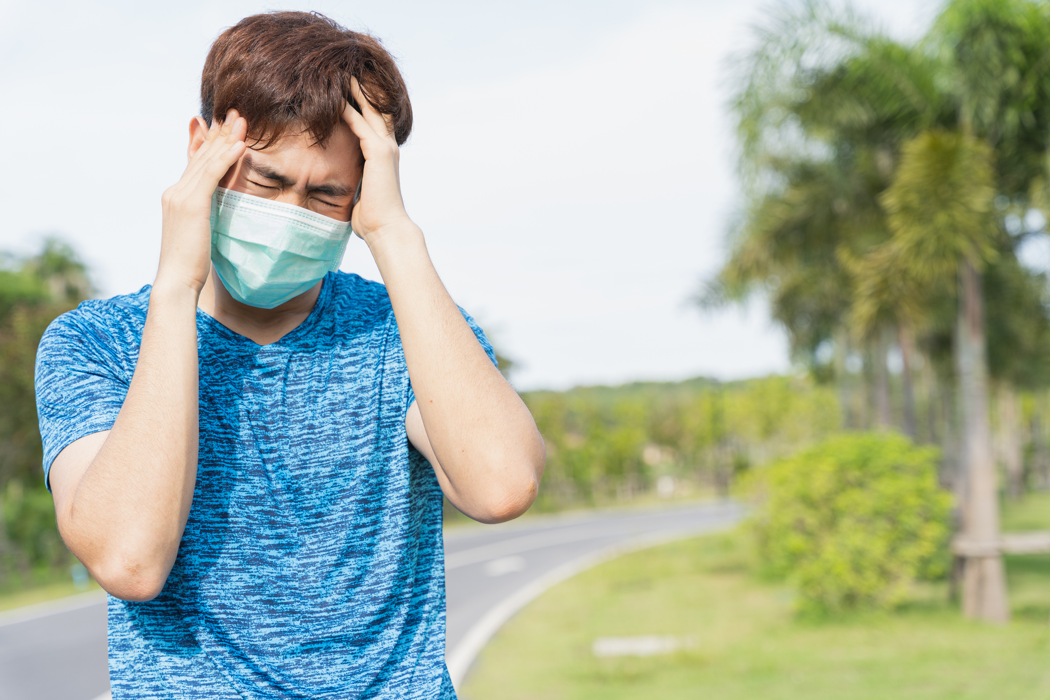 在天氣熱時跑步或運動,是可能誘發頭痛的,其或因為刺眼陽光所致,若加上流汗吹風,擴張的皮下血管會急速收縮,當身體其他部位來不及反應,就會造成頭痛。