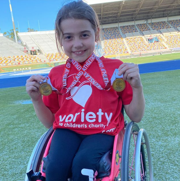 在父母的鼓勵下,Brydi開始參加輪椅運動及比賽,並結識了很多新朋友,期後更在不同比賽中獲得佳績。