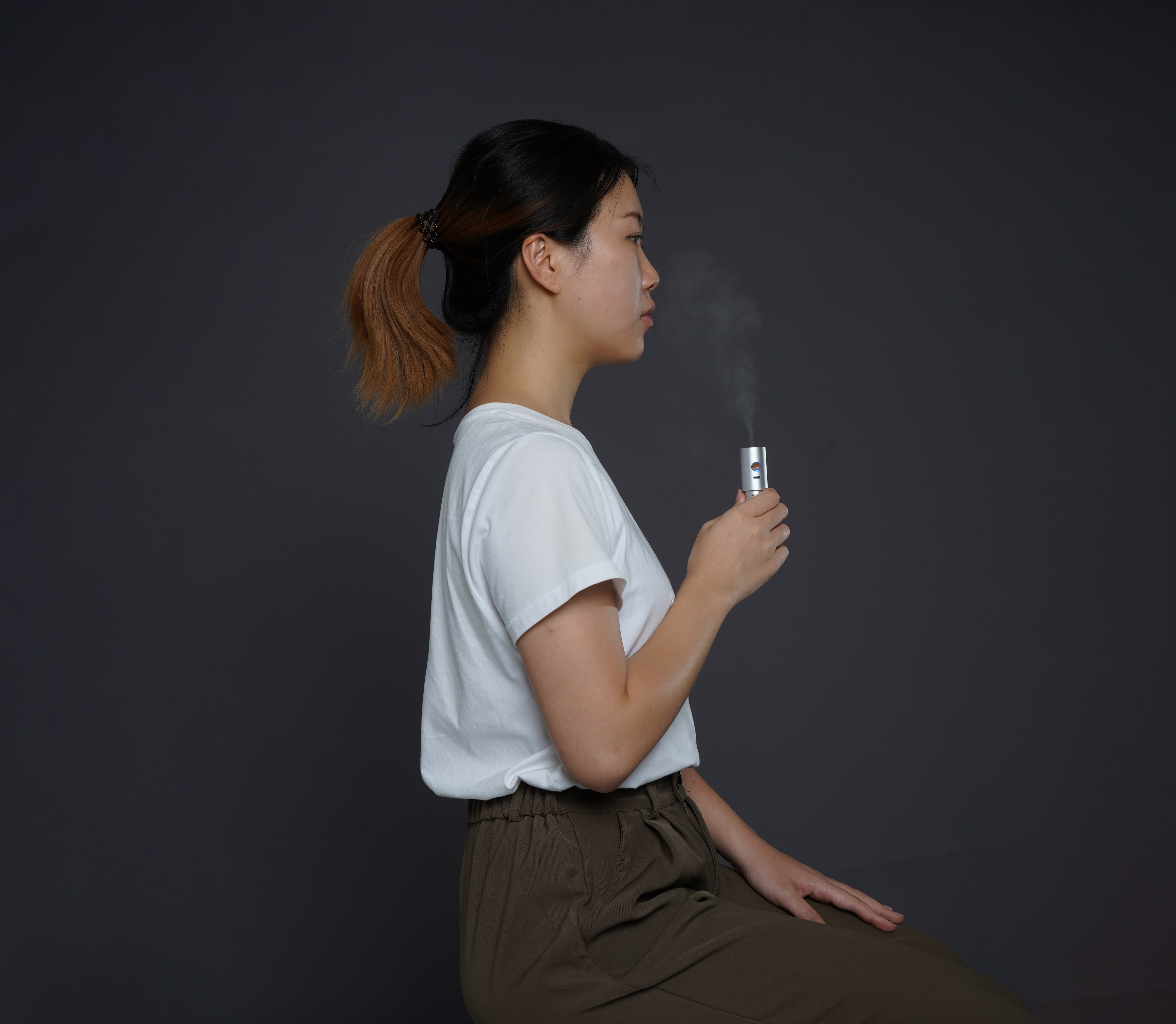 模擬病人使用芳香精油嗅覺治療擴香機(EPAR)的情況。