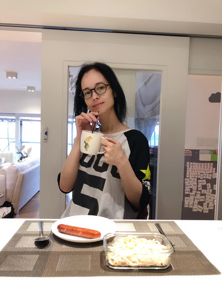 息影艷星鄭艷麗,去年曾揭患上厭食症,體重跌至90多磅,一度被送入深切治療部。日前(8日)厭食症再度復發。