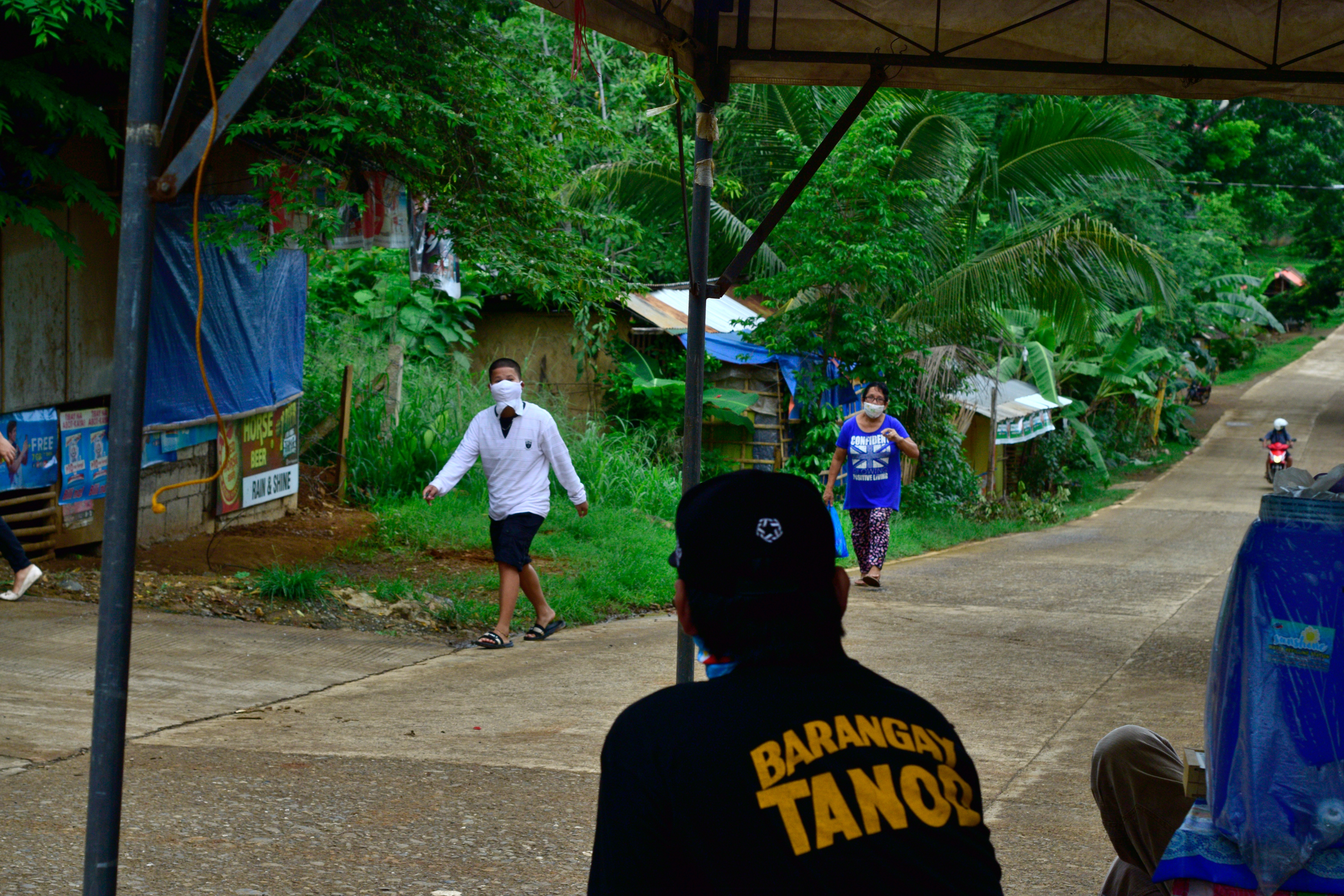 由於菲律賓接種率低,當地總統杜特爾特(Rodrigo Duterte)採用強硬手段,並威脅民眾若堅持不接種疫苗,可能會面臨坐監懲罰,力求提升新冠疫苗接種率。