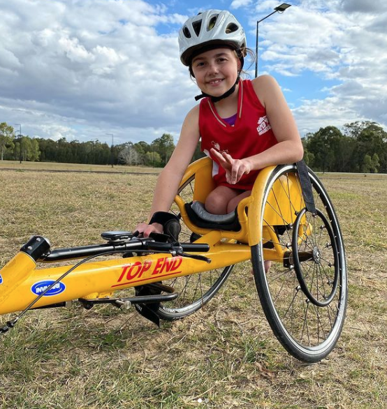 Brydi的媽媽Toni憶述,女兒小時候與一般嬰兒無分別,同樣學會爬行,甚至可以自己坐起來。