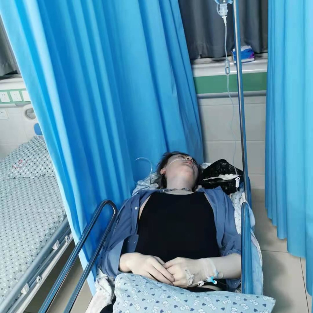 早前洪卓立於順德拍戲時再次發生意外,消息指,他因中暑暈倒,由高處墮下並昏迷送院,其間更出現全身抽搐及嘔吐情況,事件令人憂心。