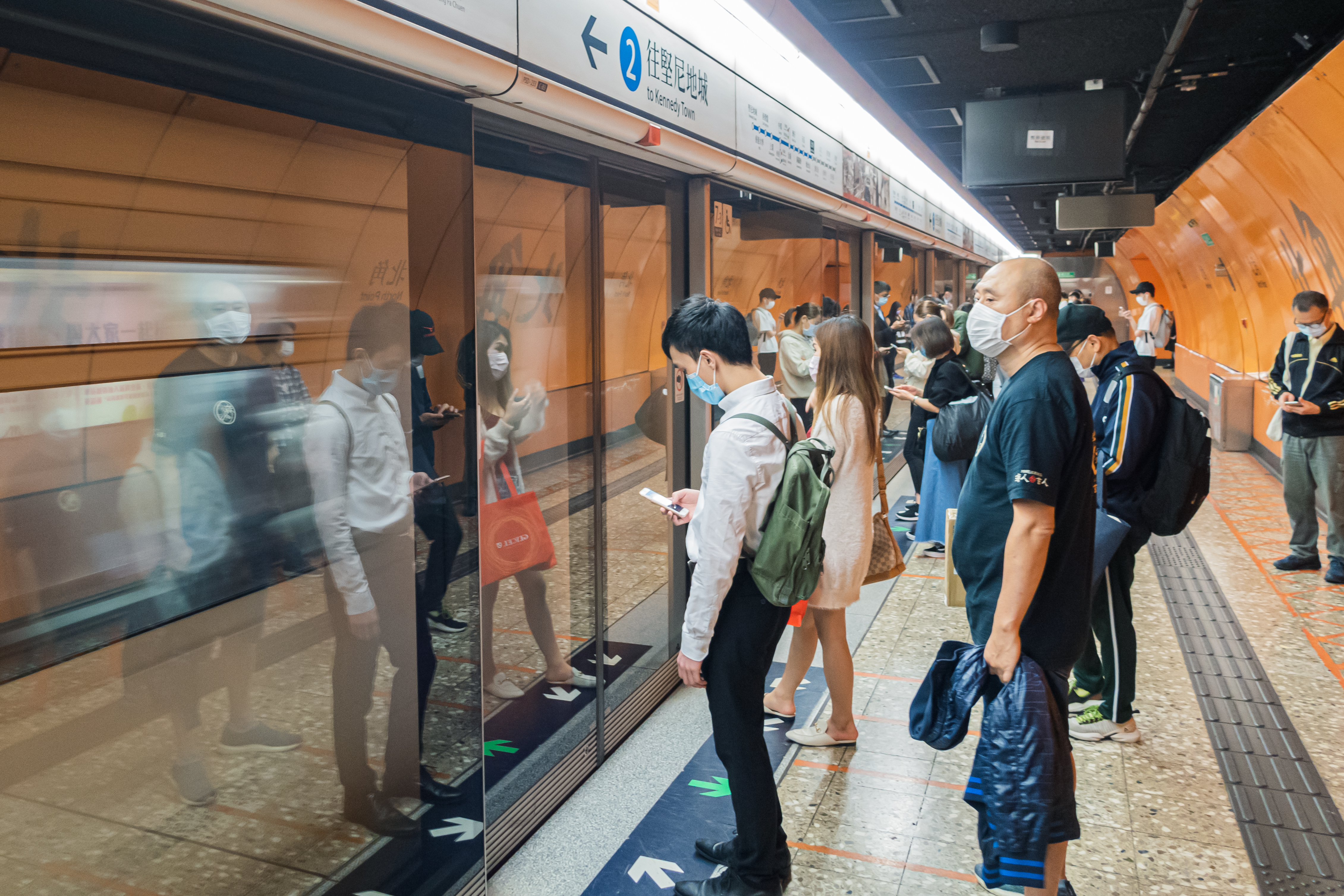 港鐵公司宣布將送出500張全年車票,除機場快線、港鐵接駁巴士、往來羅湖及落馬洲的車程及東鐵線頭等外,車票持有人可於一年內,無限次乘搭所有港鐵本地車程。