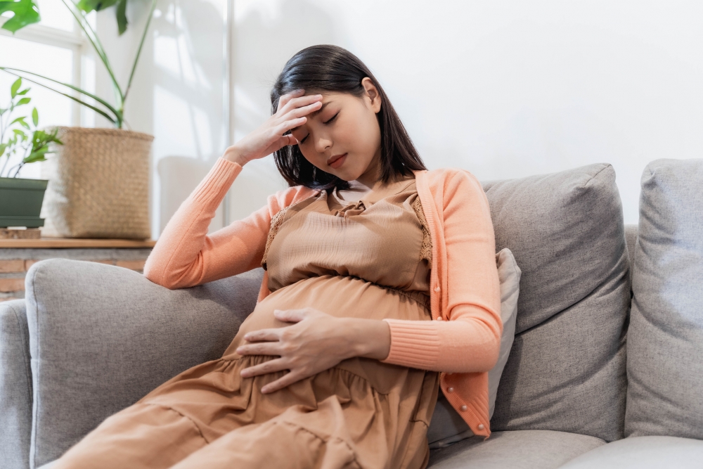 孕婦血壓高症狀可包括,像劇烈頭痛、上腹部疼痛,通常是肋骨右側。