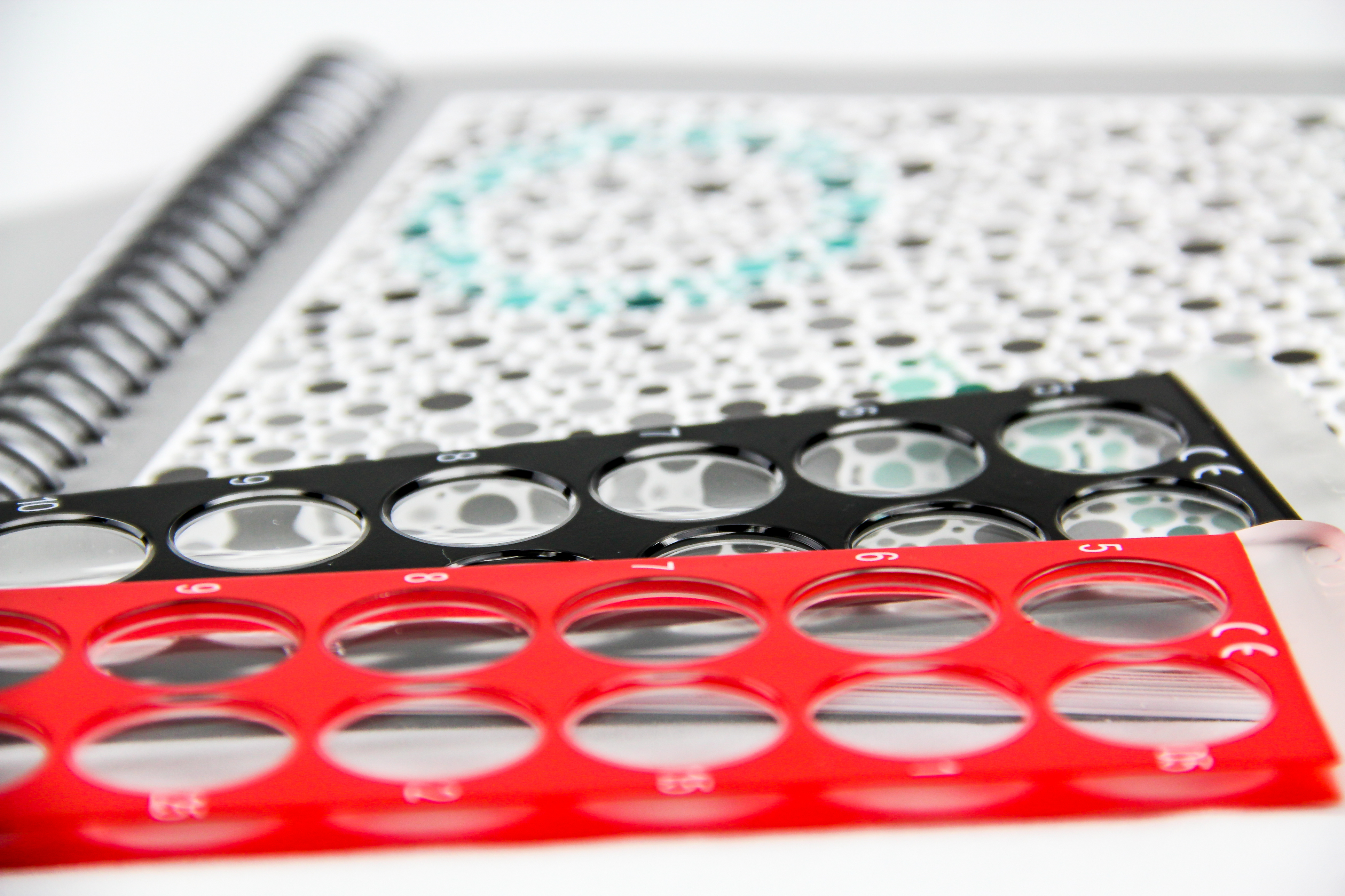 多種顏色混合在一起時，不能分辨顏色？不同顏色只有深淺分別？或是患上色弱或色盲。