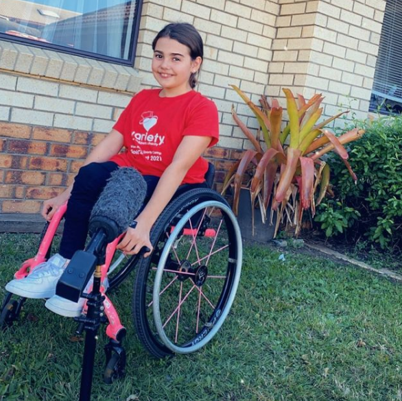 女童6歲時曾在學校遭同學欺凌,並一度患上抑鬱症欲輕生。幸好,透過父母不斷鼓勵,她成功走出陰霾,現更成為出色輪椅運動員。