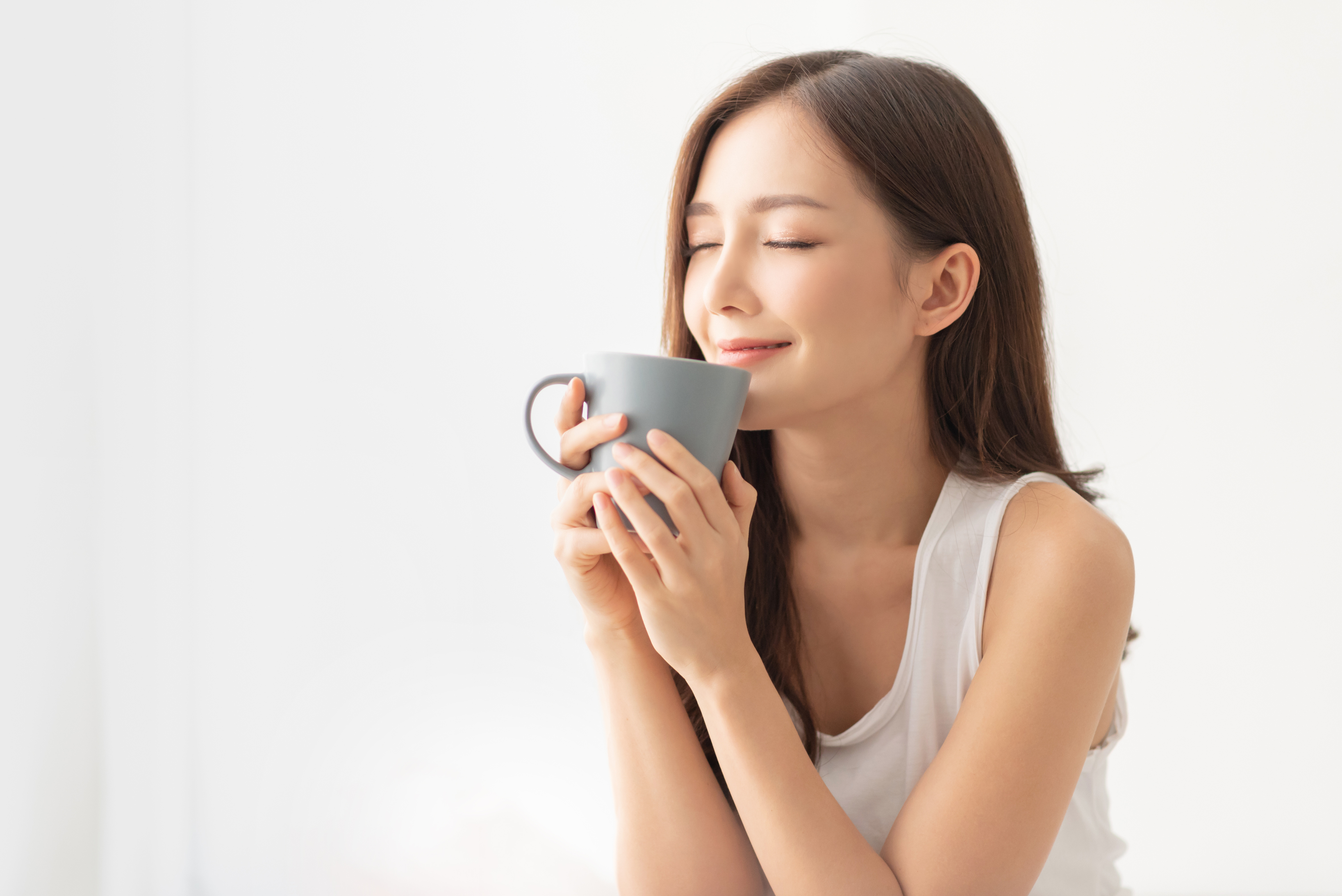 中醫認為,石斛味甘,性微寒,歸胃、腎經,具有滋陰清熱、益胃生津的功效。