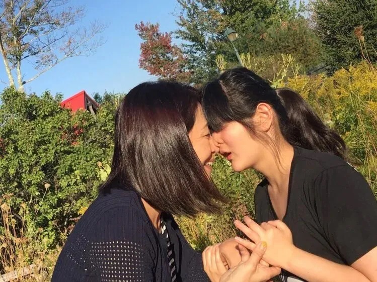如今,千璃迎來18歲生日,雖然她的眼睛視覺有限,亦沒有語言能力,但美香亦感謝女兒來到世上。