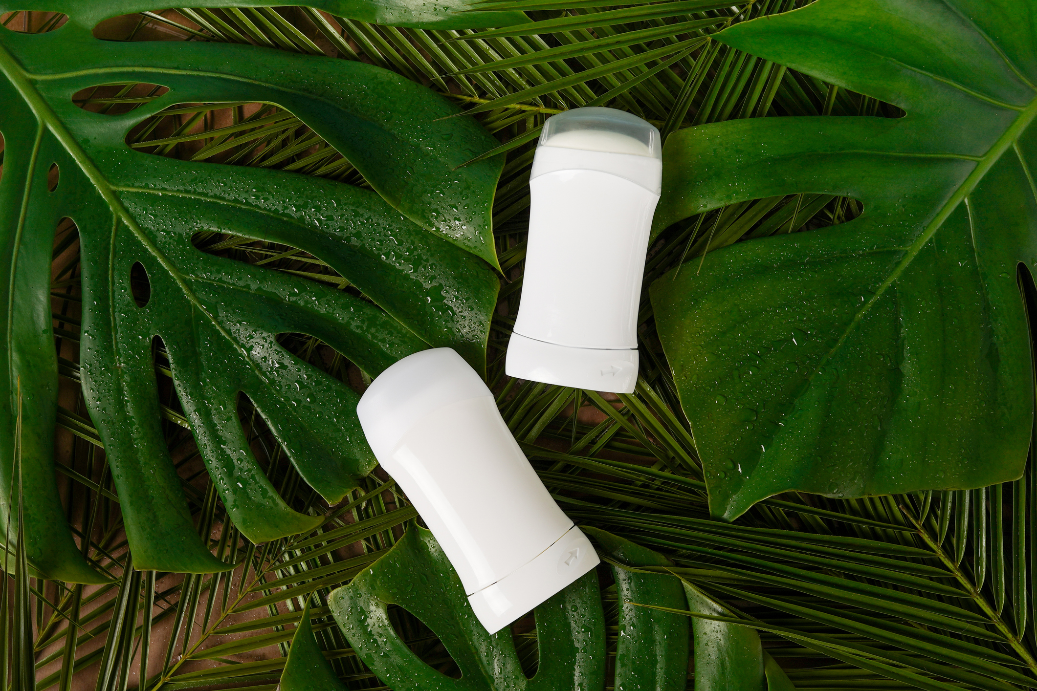 止汗劑所含的鋁化合物,需有足夠時間與汗液在汗腺頂部形成凝膠,阻止流汗,故建議在洗澡後及睡前施用,而於日間毋需補用,可待晚上才再施用