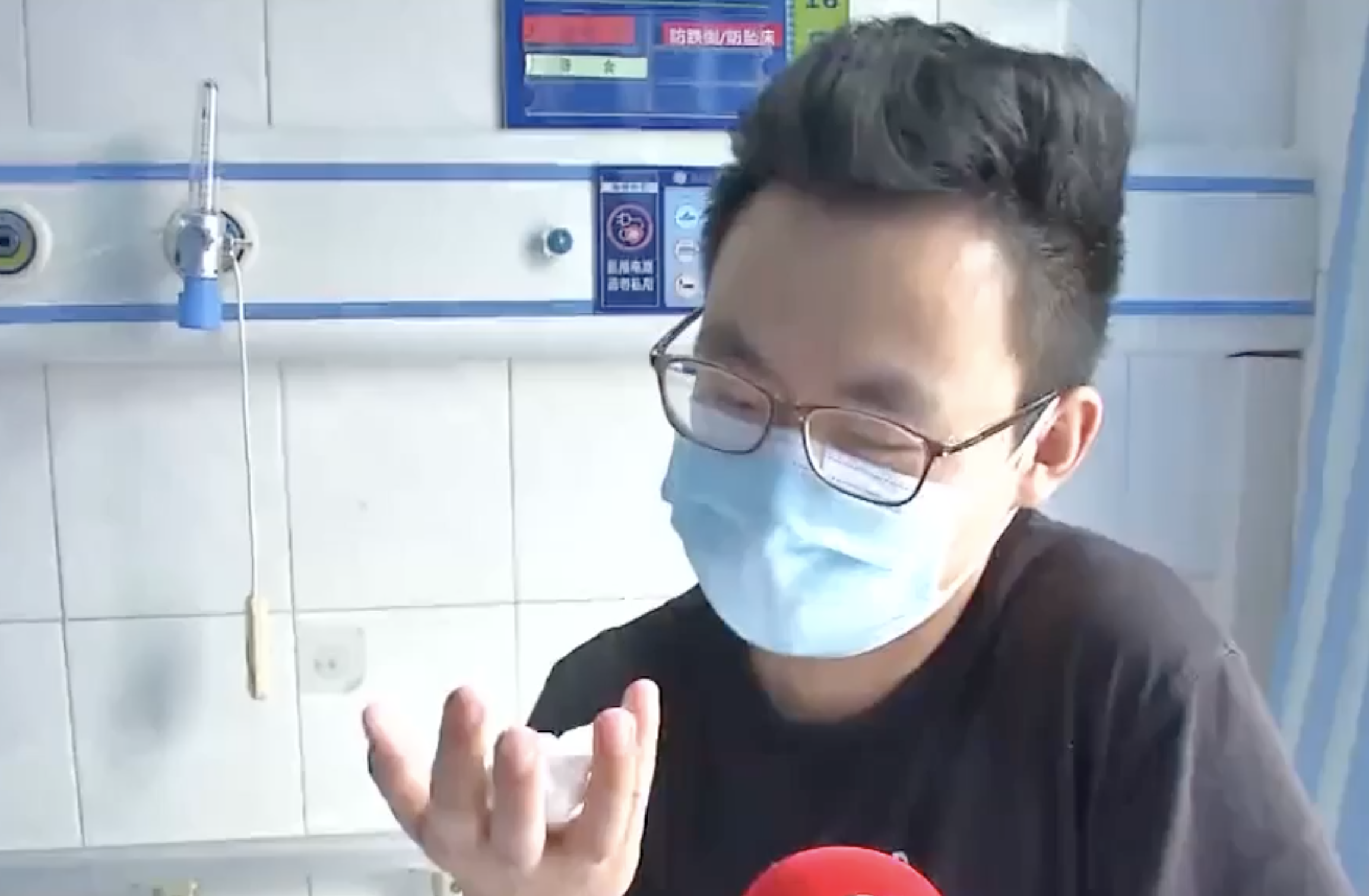 陝西渭南一名26歲姓張男子20多年來一直飽受手汗困擾。