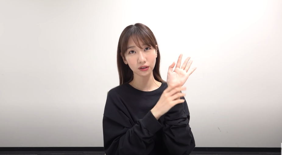 柏木由紀在其YouTube頻道分享病情時表示,大約一年多前已開始出現左手手指麻痹的症狀。