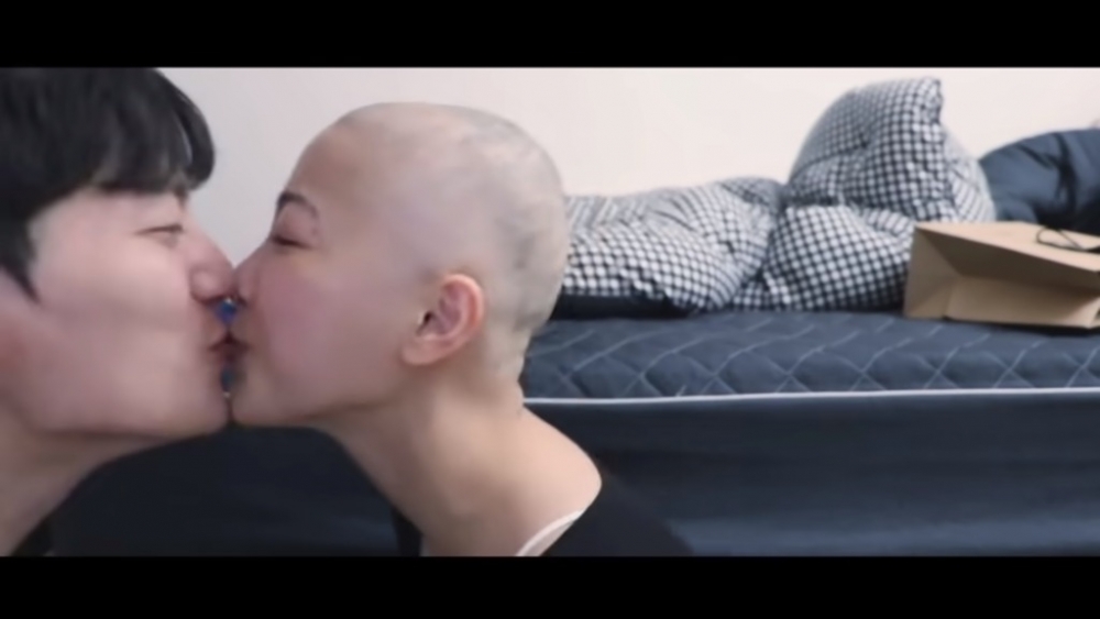 起初 새벽 擔心男友看到她光頭的樣子會被嚇到,怎料當男友知道後,立刻買了一頂白色帽子給她,更給她一個情深擁抱。