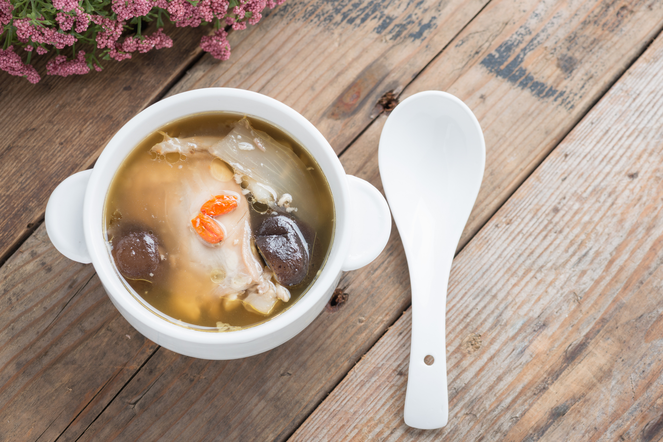 椰子花膠雞湯做法。