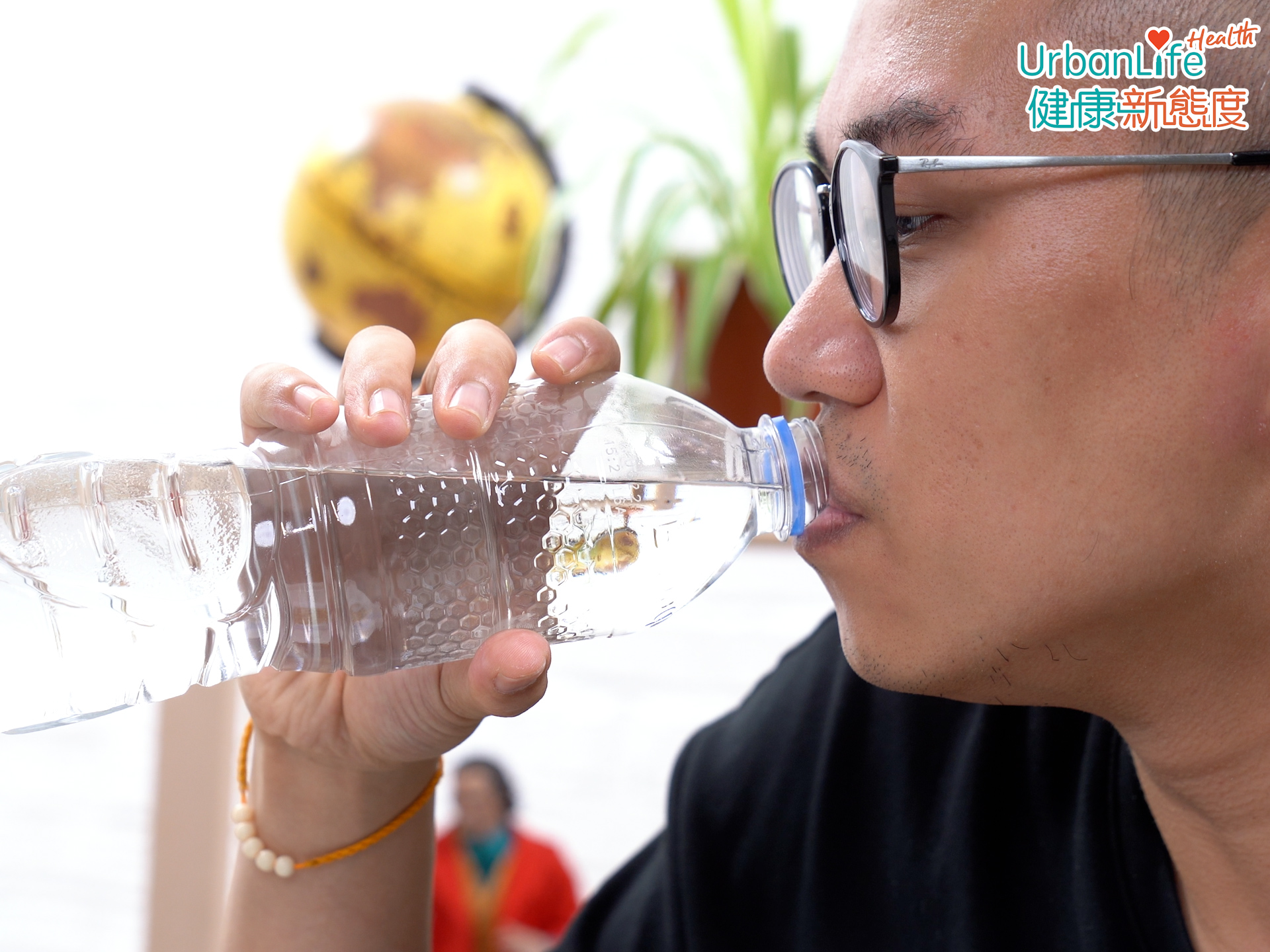 可能某些食物成分攝取太多,特別是一些礦物質的成分,例如經常飲用礦泉水,或者有些人的飲食鹽分較高,均會增加患腎石機會。