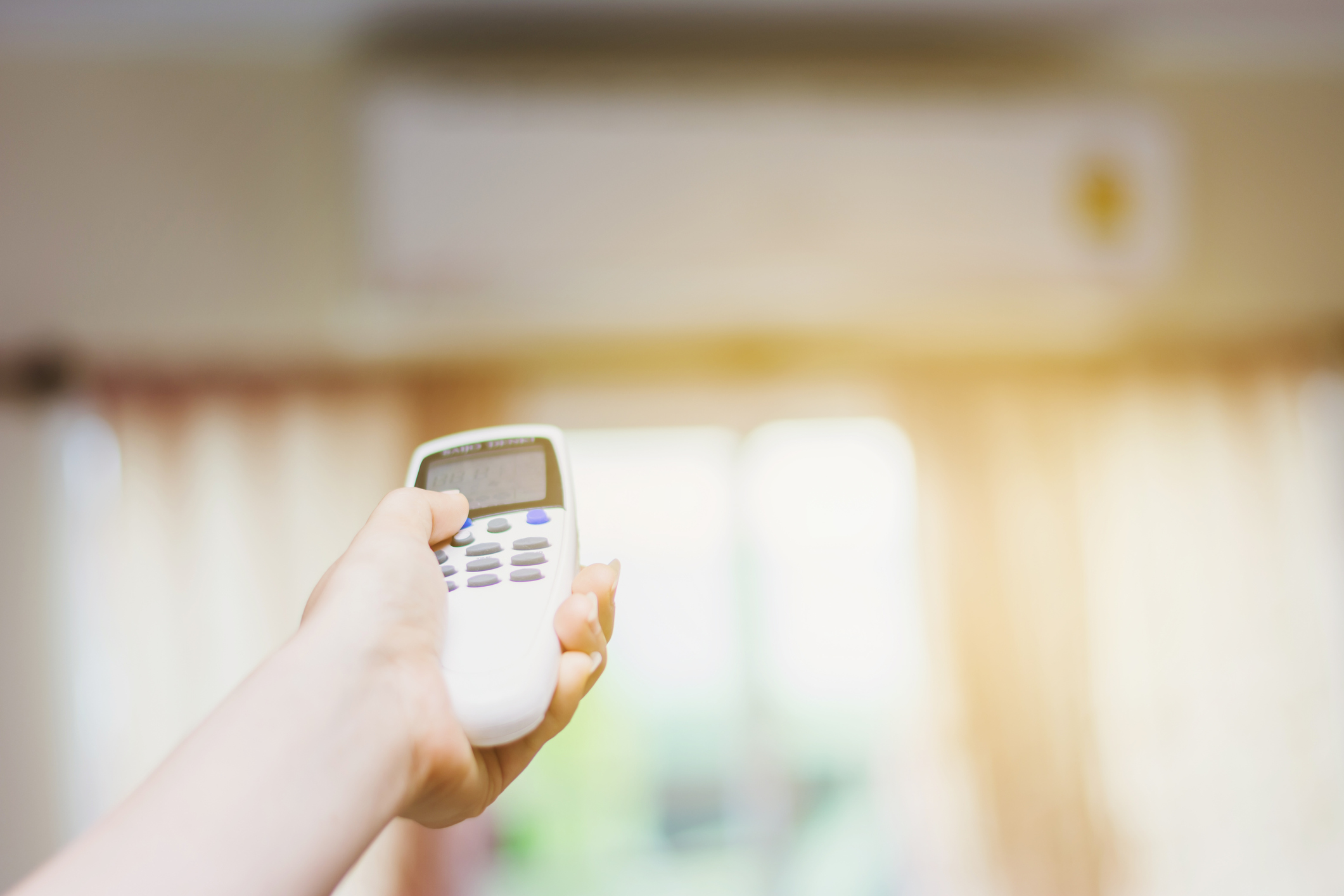 如在大汗淋漓時很快就進入溫度較低的冷氣房內，血管遇冷強烈收縮，會導致內耳微循環缺血，引起聽力受損。