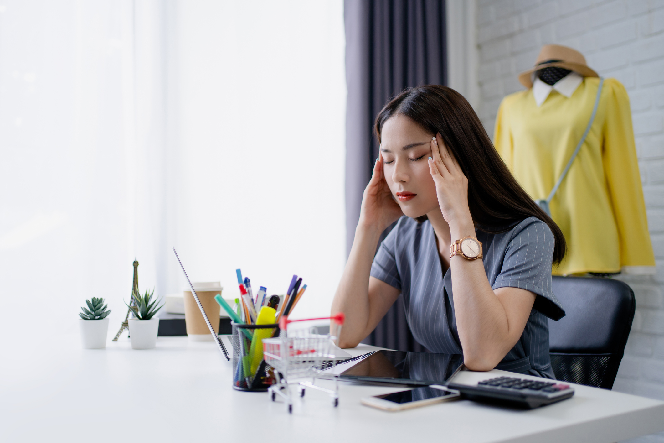 正確、適度按摩眼周有助緩解眼眉跳，但請確保指甲已剪短，並把雙手清洗乾淨，避免細菌感染到眼睛。