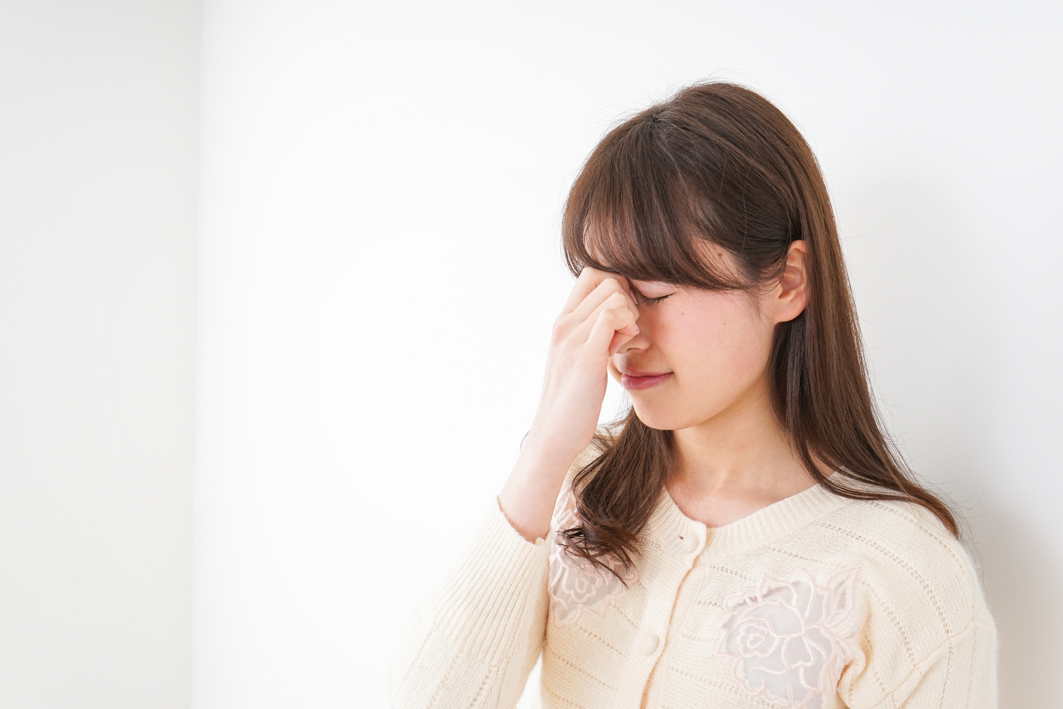 在偏頭痛發作前一小時,大約有25~30%的病患會呈現「先兆」,此屬神經系統可逆病徵,可於數分鐘逐漸產生。