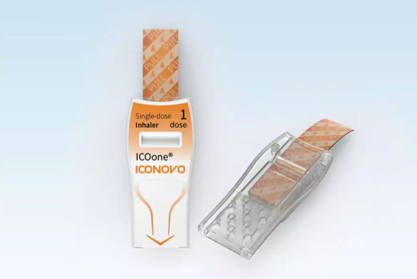 使用該款疫苗時只需取下一小塊塑料薄膜就可以激活疫苗吸入劑,然後把它放入口中吸入粉末。