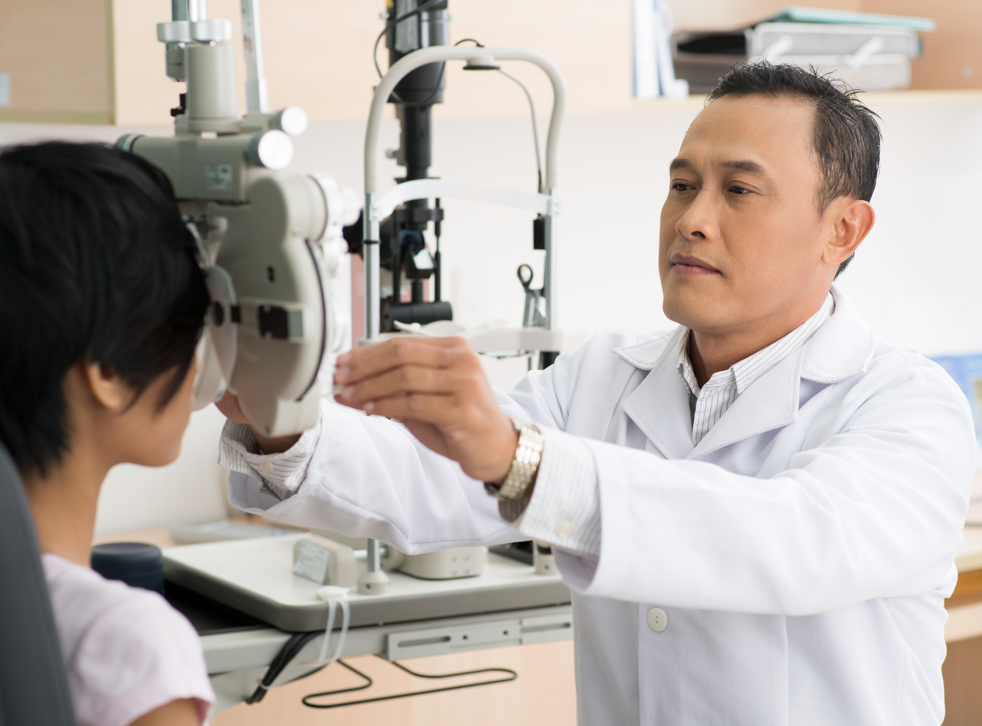 若同時患白內障和青光眼,醫生首先會考量兩者眼疾的嚴重程度,才做治療上的判斷。