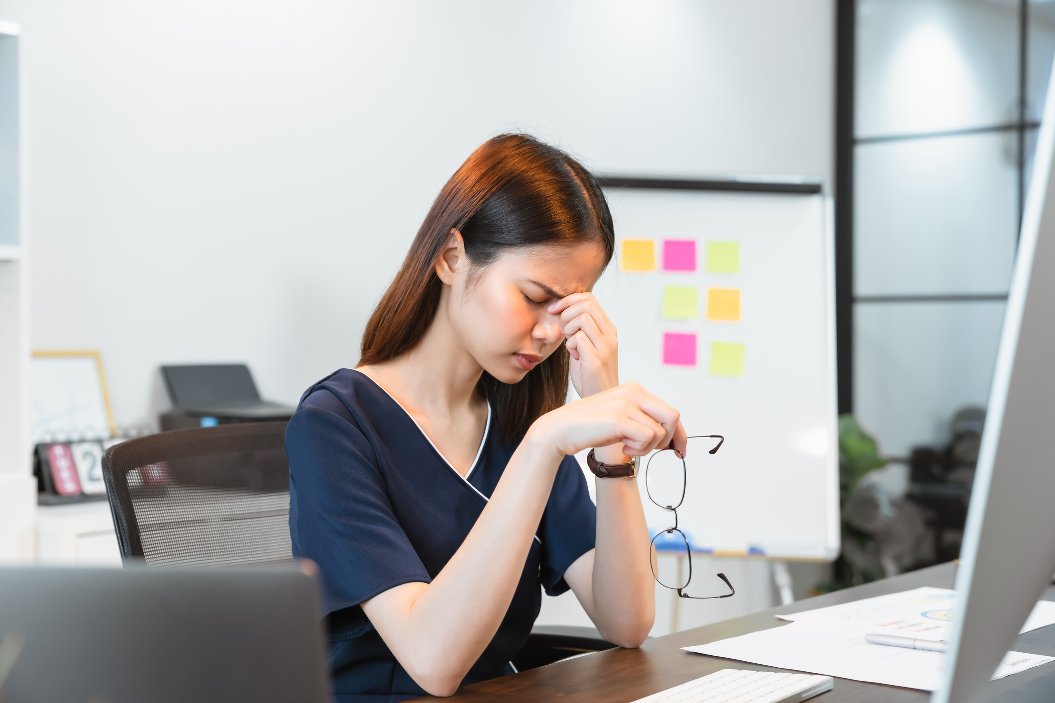 針對眼窩附近呈現的頭痛,其可能原因有很多,如偏頭痛、青光眼、鼻竇炎等因素,病患可先諮詢眼科、耳鼻喉科醫生排除其他疾病因子。