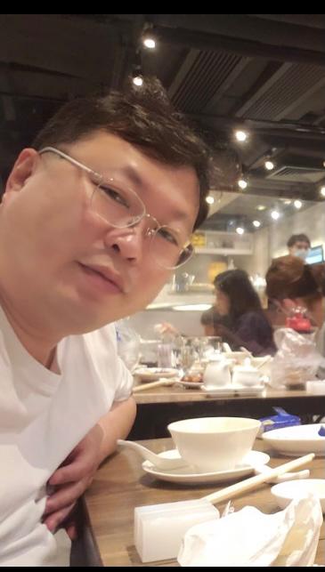 43歲男子鄭少光於上月26日突然出現喉嚨痛、發燒等症狀,本以為是小病,沒料到病情惡化致肝衰竭,現時於ICU病房命懸一線。