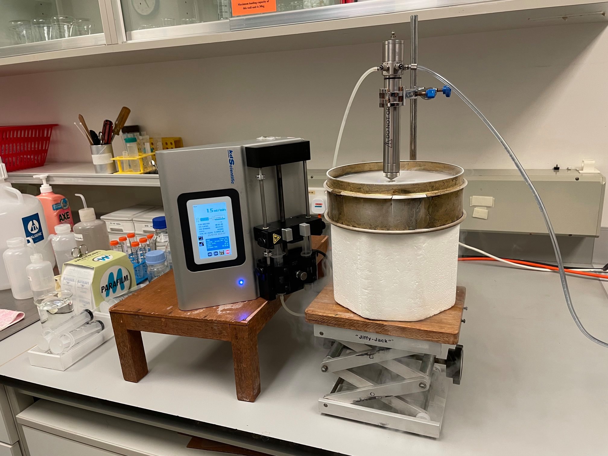 研究團隊構思用噴霧冷凍乾燥法製備他米巴羅汀可吸入粉劑。