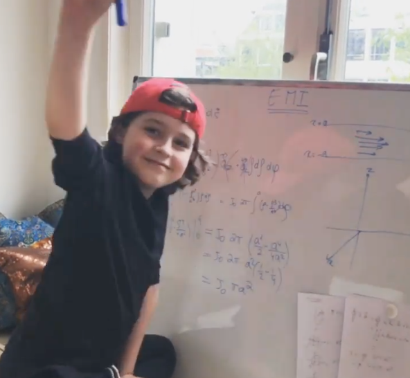 比利時一名男童智商高達145,並被外界視為下一個愛因斯坦,他以11歲幼齡取得安特衛普大學(University of Antwerp)的物理學學士學位。