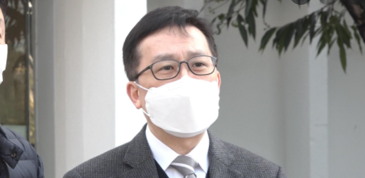 香港醫院藥劑師學會會長崔俊明今早(13日)表示,接種第三針只是時間問題,現時要開始準備,建議政府盡快開始採購。崔俊明又指,若首兩針注射科興疫苗,而第三針接種復必泰疫苗,或可增加其有效率。