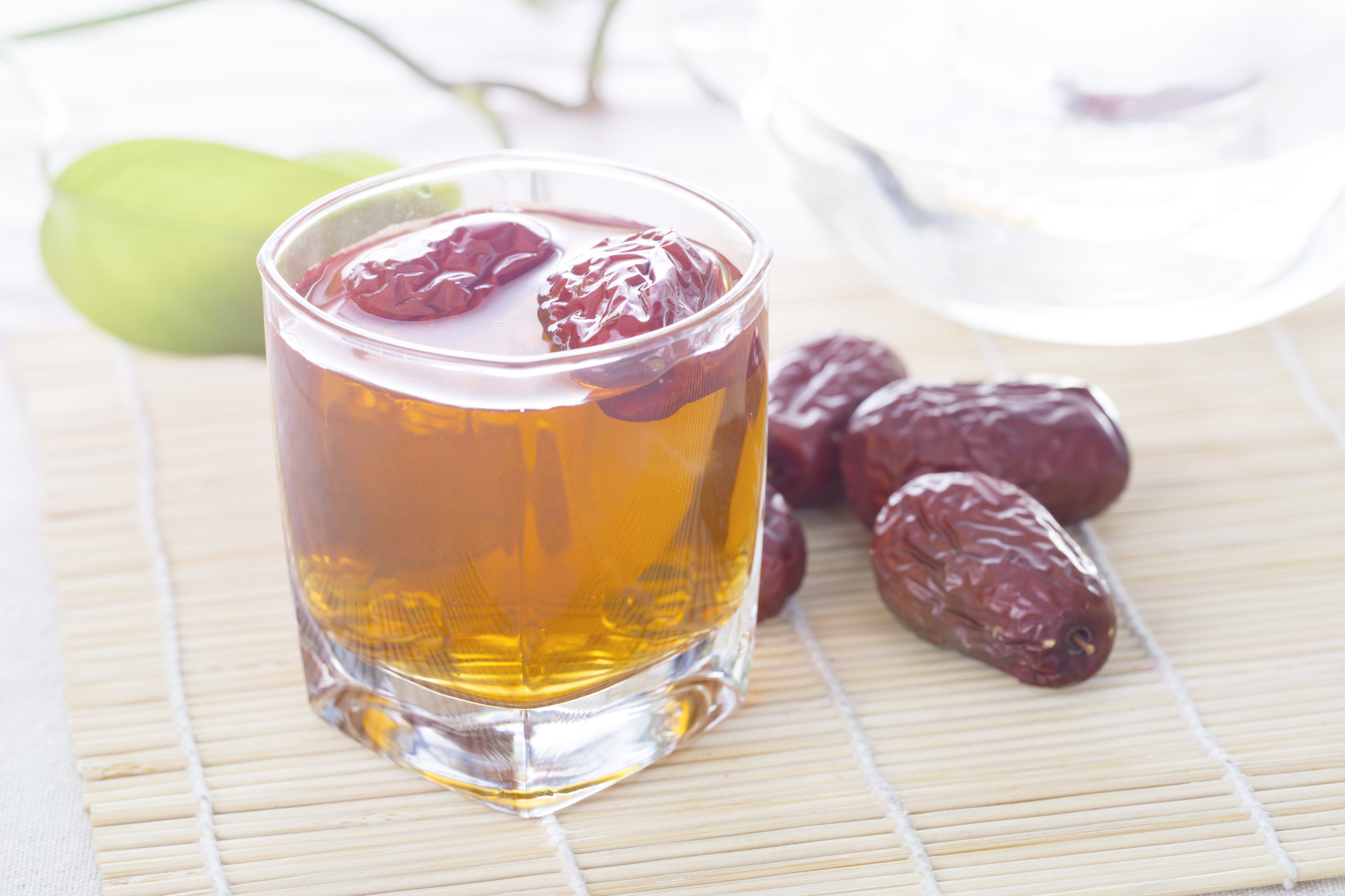 三棗茶味道偏甜，飲用時不宜再加上果乾、蜜餞、蛋糕等甜食，反宜配搭味道較淡或偏咸的小食，例如果仁(合桃、腰果或杏仁等)、三文治或鹹點心等，以達到平衡效果。