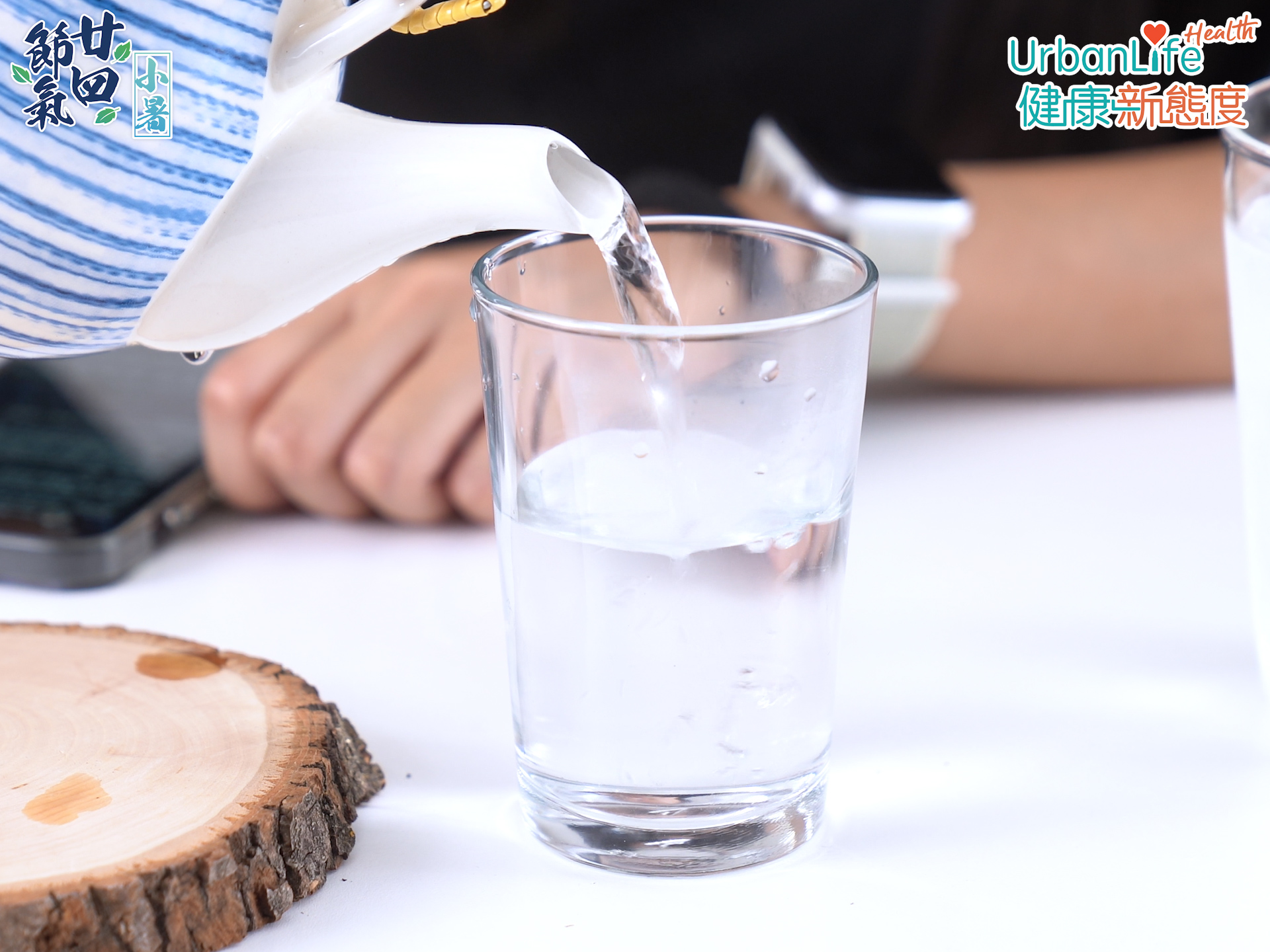 飲用熱茶可刺激毛細血管舒張，讓毛孔打開幫助散熱降溫，更有助生津解渴。