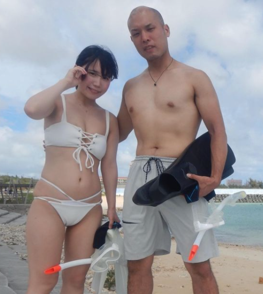 日本關西川岸夫婦新婚時的泳衣照片。
