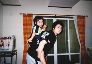 伊藤美誠自4歲就在水谷隼父母的乒乓球訓練中心學打乒乓球,不時會去水谷隼家玩耍。