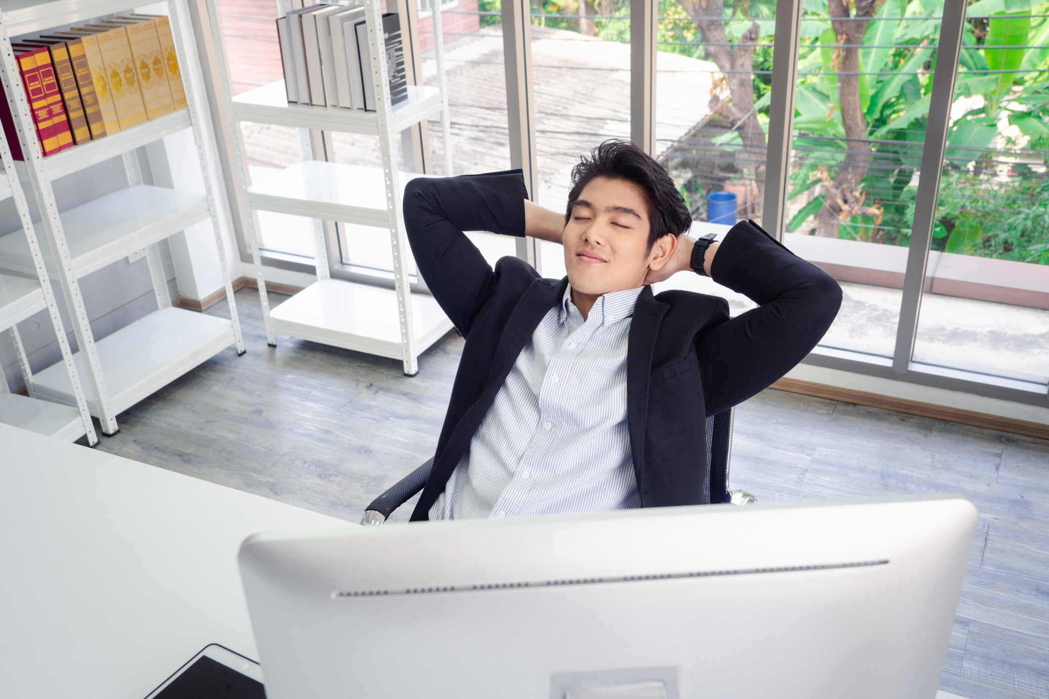 理所當然的，過度用眼就要給予對應的休息時間，建議每用眼1小時，就閉目養神，這有助舒緩眼睛疲勞。