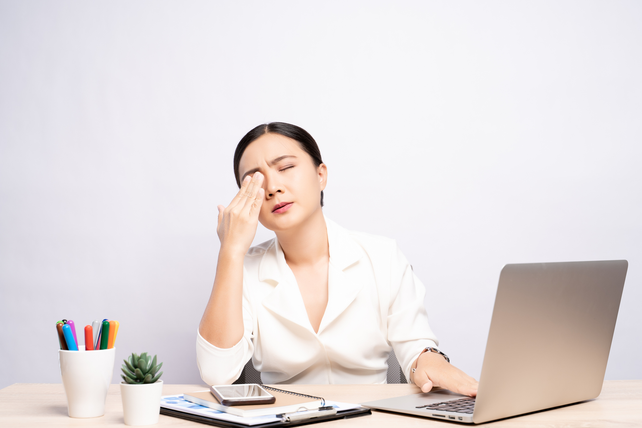 急性青光眼症狀會因眼壓突然升高,引起眼睛脹痛、視力明顯下降、頭痛,有的病患亦有光暈現象。