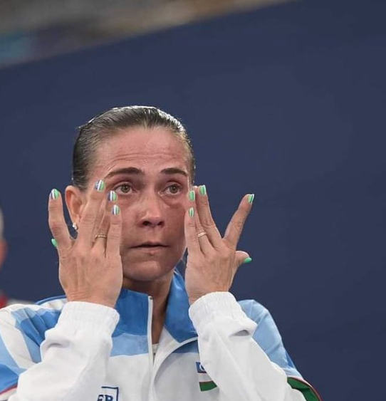 卓蘇維迪娜在台上感動得落淚。