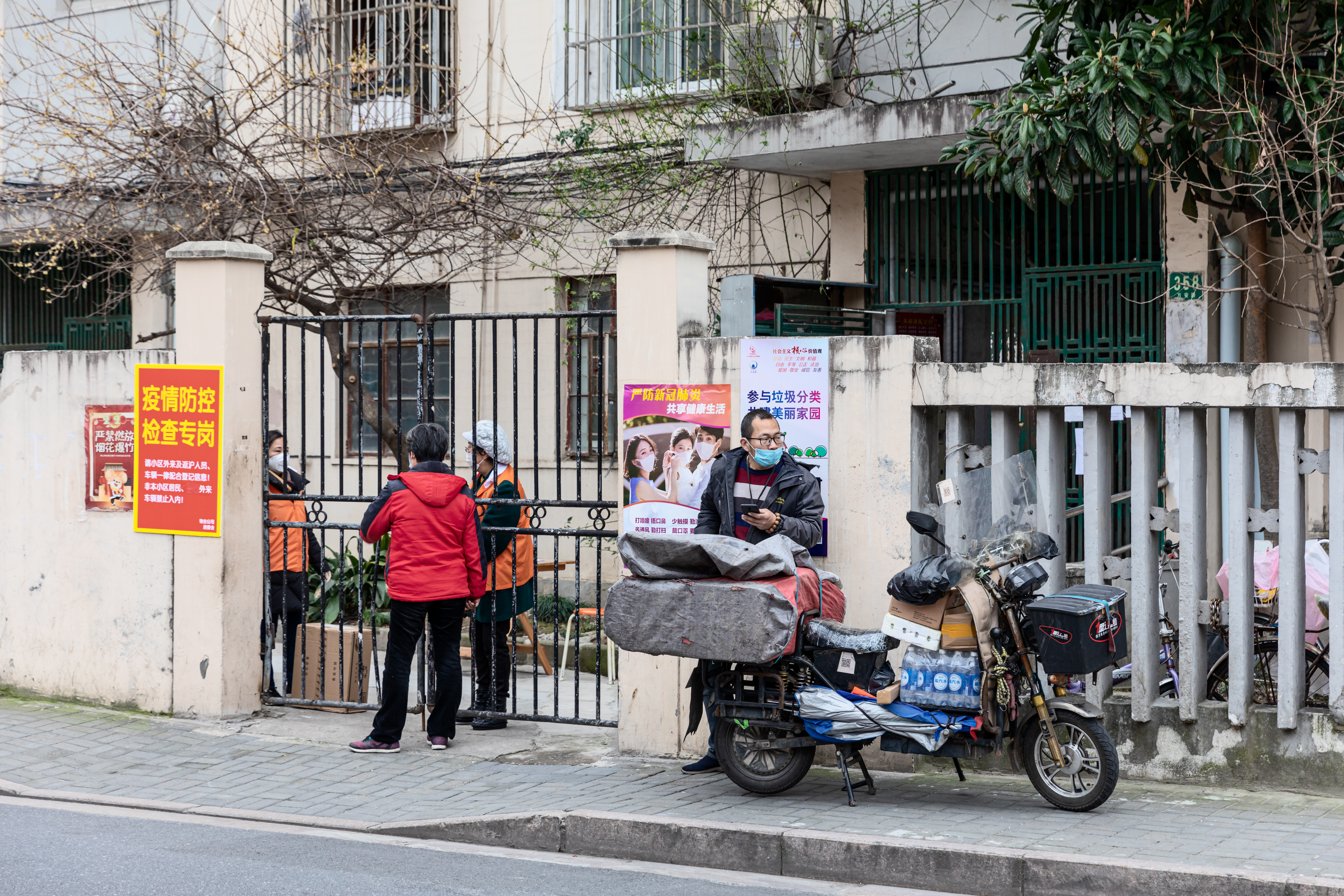 雲南日前出現新冠疫情反彈,當地昨日(6日)新增15宗新冠肺炎本土確診個案,所有個案均從瑞麗市全民檢測中發現,當中兩個患者是無症狀感染轉為確診個案。