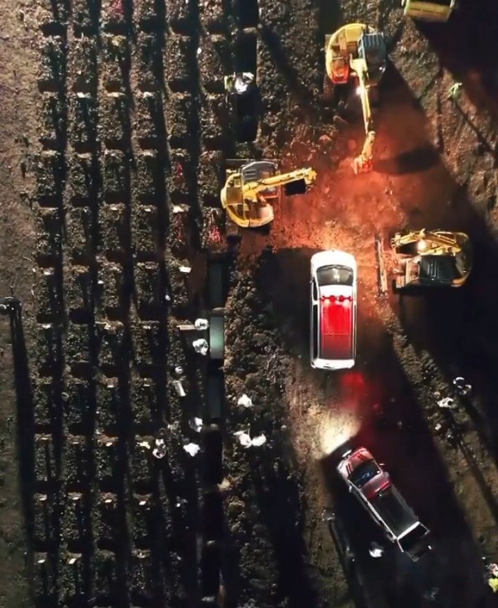 當地政府找出墓地埋葬大量亡者,更把大片空地開挖,有當地網民上傳了有關政府為了要埋葬大量死者的影片,旁邊發現救護車運送遺體時的「車龍」。