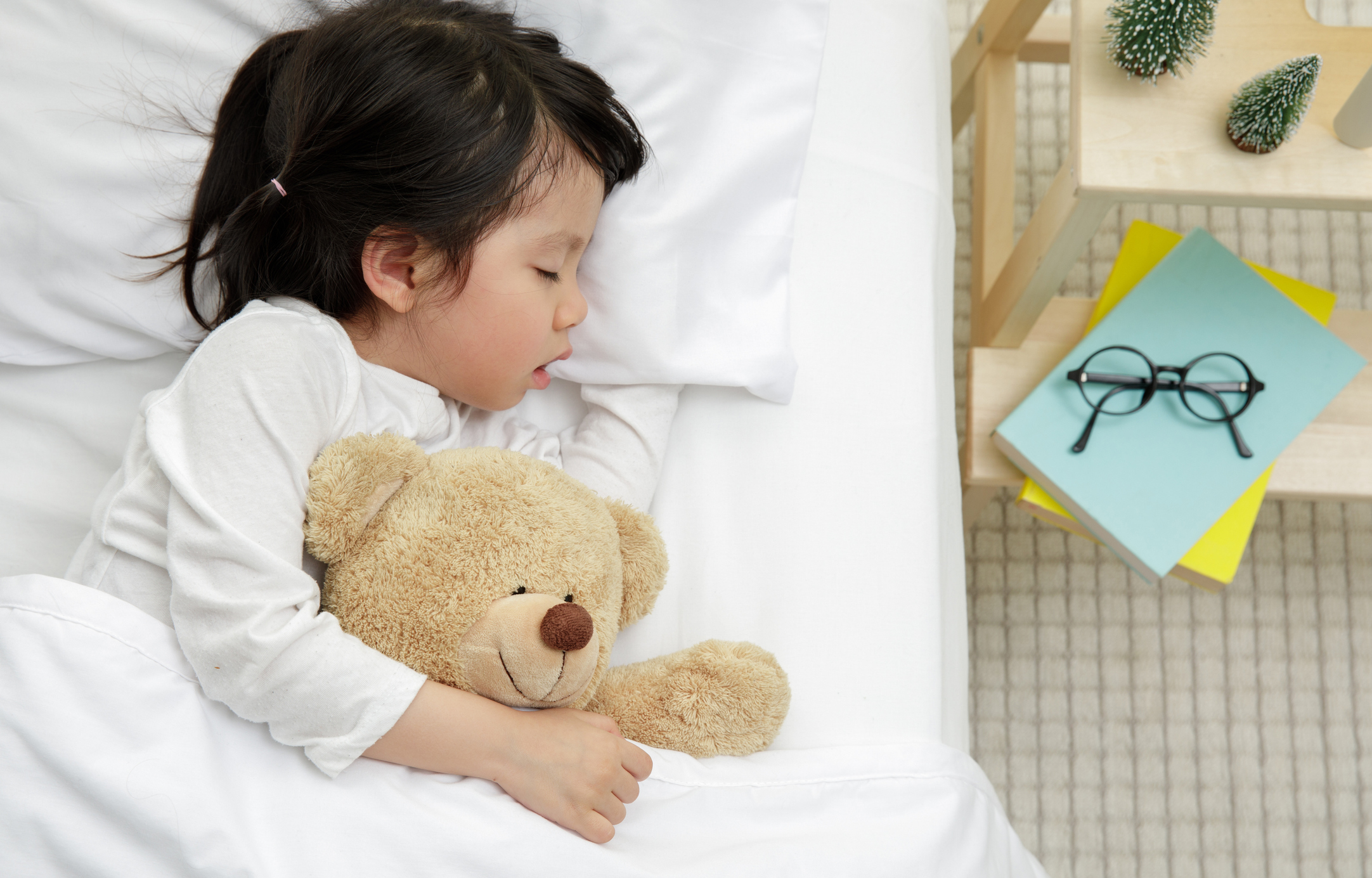 兒童阻塞性睡眠窒息症的症狀包括睡覺時容易打鼻鼾,流汗及慣性以嘴巴呼吸。