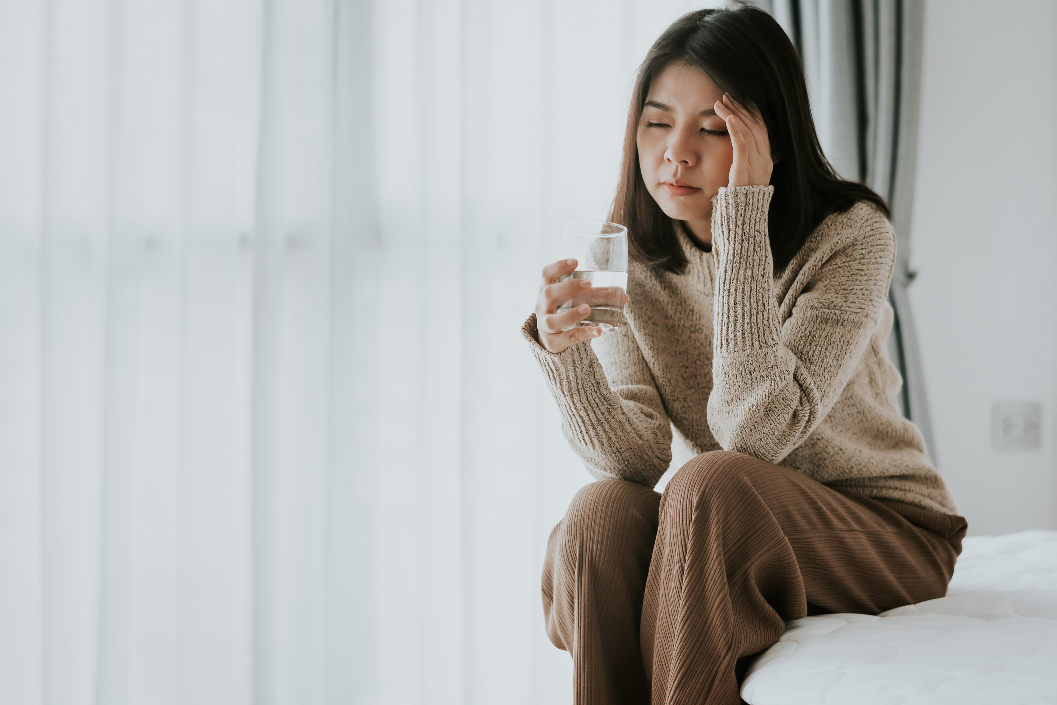 如果患者意識還清醒,可以喝口鹽水,有助暫時提高和平衡體內血壓值。