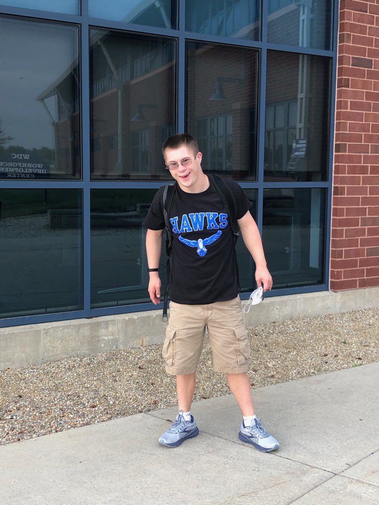 來自伊利諾伊州(Illinois)的一位20歲高中畢業生 Kurt Kinley,患有唐氏綜合症,去年因新冠疫情而需延遲升學,近日終獲大學取錄。