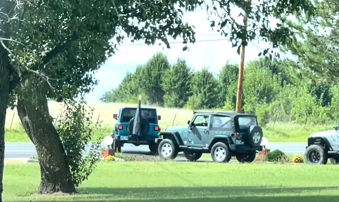 車主們更特別製作了1面旗幟放在他們的吉普車後，上面印了「Insidious」，是Chad吉普車的名字，場面既感人又壯觀。