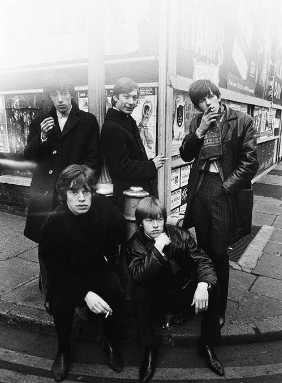 幾十年來，該樂隊憑藉諸如「Aftermath」（1966）、「Sticky Fingers」（1971）、「Some Girls」（1978）和「Tattoo You」（1981）等經典專輯保持了巨大的人氣。